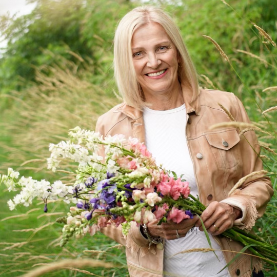 Liz Petersen holding a bouquet