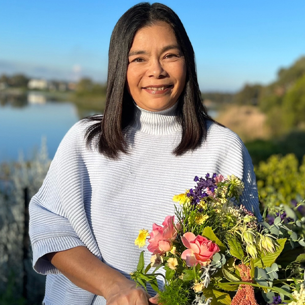 Hiromi Waring holding a bouquet